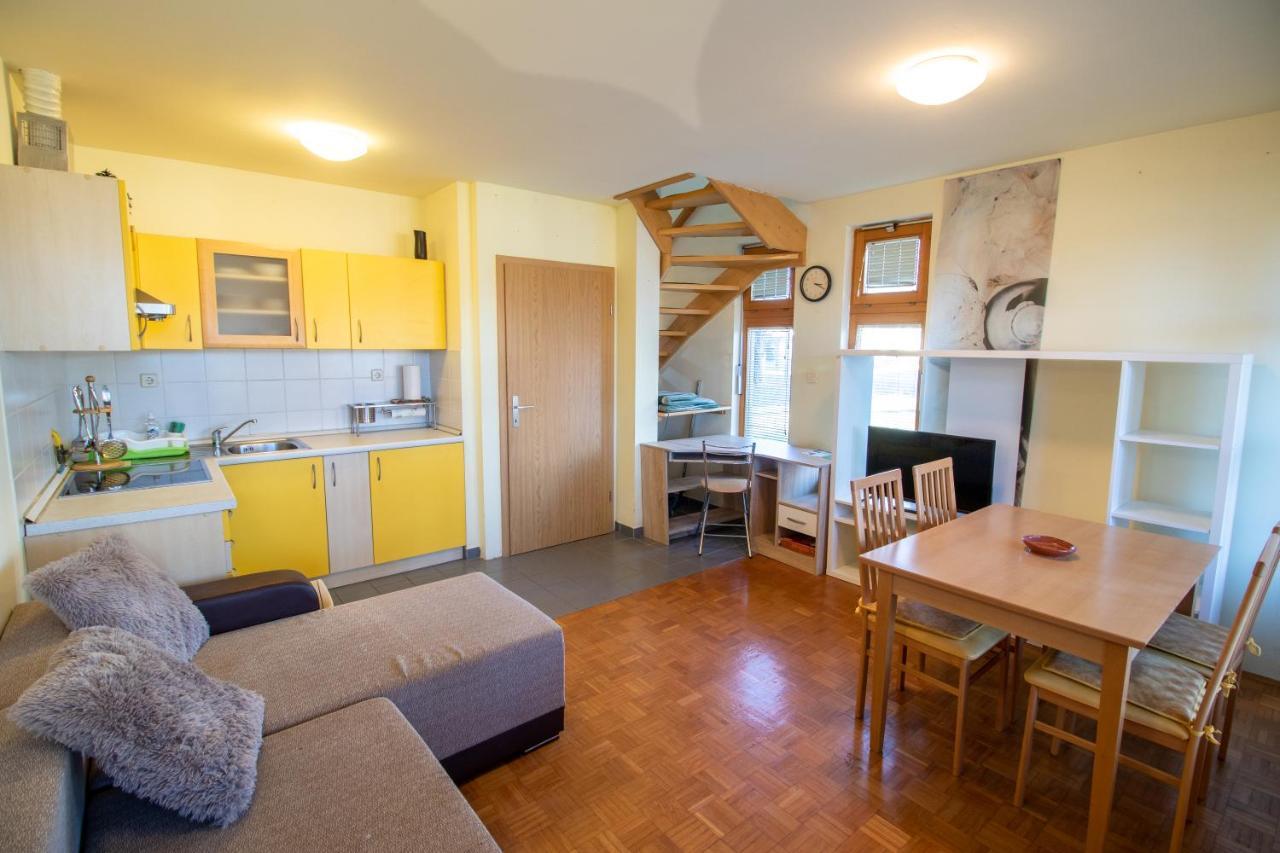 Relax Apartment In Banovci Verzej ภายนอก รูปภาพ