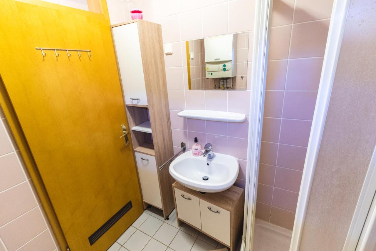 Relax Apartment In Banovci Verzej ภายนอก รูปภาพ